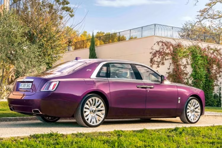 Hiện giá xe Rolls-Royce Extended Series II The Encounter độc bản này. Tại Mỹ, Rolls-Royce Ghost Series II bản tiêu chuẩn có giá từ 355.000 USD (tương đương 9,011 tỷ đồng).