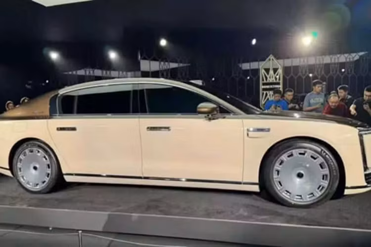 Hệ thống treo chủ động của xe có thể phản ứng với các gờ giảm tốc và điều kiện đường xá xấu trước. Hơn nữa, Maextro S800 hỗ trợ công nghệ lái bốn bánh. Do đó, chiếc xe dài 5,48 mét này có bán kính quay vòng là 5,05 mét trong các tình huống lái xe hàng ngày.