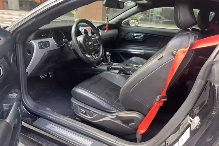 Điểm khác biệt lớn nhất trên Ford Mustang GT so với phiên bản Mustang tiêu chuẩn về nước trước đó chính là khối động cơ đầy mạnh mẽ.