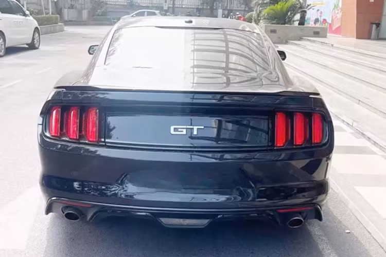 Ngoài động cơ, ở ngoại hình của Ford Mustang GT đời 2015 cũng có vài thay đổi so với bản tiêu chuẩn ở thiết kế hốc gió, lưới tản nhiệt, logo 5.0 bên hông xe, logo GT phía đuôi xe, cánh lướt gió lớn gắn cố định phía sau hay bộ mâm 19 inch.