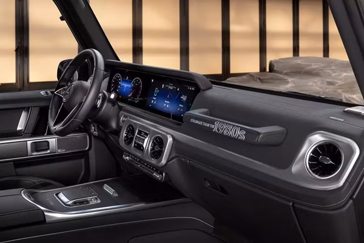 Vì đây là sản phẩm của bộ phận Mercedes-Benz Manufaktur chuyên về xe cá nhân hóa nên người mua sẽ nhận được gói logo đặc biệt. Gói Manufaktur này bao gồm nút bấm màu đen có dập chữ "G" trên tay nắm cửa và đèn chiếu dòng chữ “G - Stronger Than Time” xuống mặt đất.