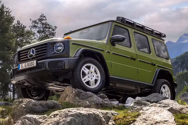 Cụ thể, tên đầy đủ của phiên bản xe SUV Mercedes-Benz G-Class Stronger Than the 1980s (tạm dịch: "Mạnh mẽ hơn cả những năm 1980"). Đúng vậy, bạn không nhìn nhầm đâu. Cái tên “dài dòng văn tự” này có thể khiến người ta nản lòng, nhưng thực tế thì xe lại rất ấn tượng.