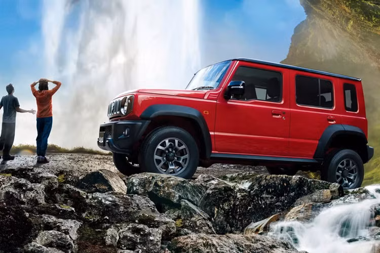 Suzuki Jimny 2025 bản Nomade sở hữu chiều dài tổng thể là 3.890 mm, dài hơn 340 mm so với phiên bản 3 cửa. Chiều dài trục cơ sở tăng lên mức 2.590 mm, giúp hàng ghế sau có thêm không gian rộng rãi hơn. Dung tích khoang hành lý cũng được cải thiện, đáp ứng tốt hơn nhu cầu sử dụng hàng ngày.