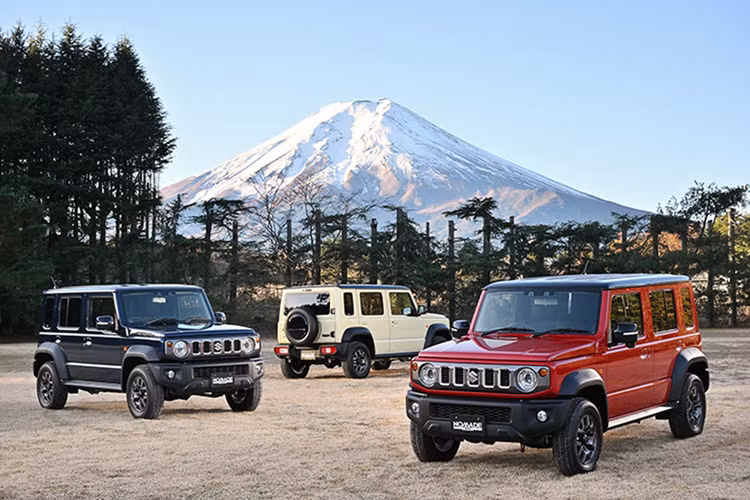 Về nội thất, khoang cabin của Suzuki Jimny Nomade vẫn giữ nguyên thiết kế thể thao, mạnh mẽ đặc trưng của dòng SUV. Để đáp ứng nhu cầu của khách hàng ngồi hàng ghế thứ hai, hãng đã bổ sung bộ điều khiển cửa kính điện phía sau và ốp trang trí cửa sổ.
