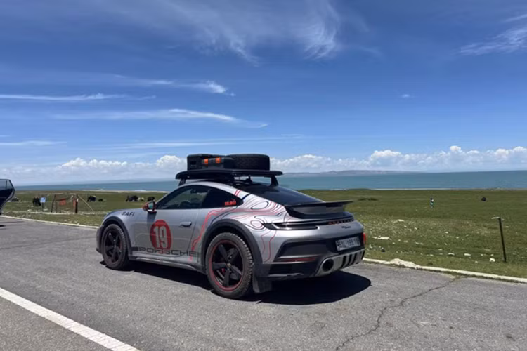 Khi nhận bàn giao xe, chiếc xe thể thao giới hạn Porsche 911 Dakar đầu tiên về Việt Nam đã được lên bộ tem mới với tông màu đỏ và vàng làm điểm nhấn, trên nền sơn bạc GT Silver Metallic nguyên bản của xe, 2 bên cửa và nắp khoang hành lý phía trước được dán thêm con số 19.