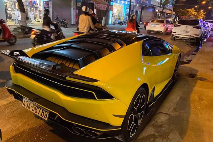 "Siêu bò" Lamborghini Huracan LP610-4 có thời gian tăng tốc từ vị trí đứng yên lên 100 km/h chỉ trong vòng 3,2 giây trước khi đạt vận tốc tối đa 325 km/h. Trong cách đặt tên của Huracan LP610-4, con số 610 tượng trưng cho công suất của xe, số 4 mang hàm ý cho hệ dẫn động 4 bánh.