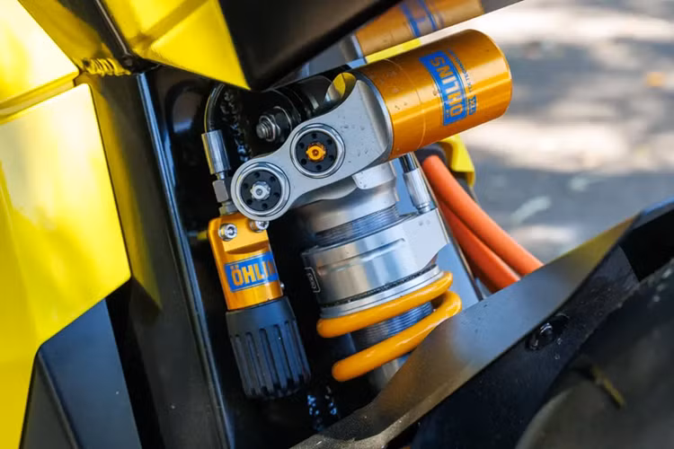 Phiên bản Pro được trang bị hệ thống treo của Ohlins hoặc Wilbers, đi kèm mâm 17 inch và hệ thống phanh Brembo 4 piston ở cả bánh trước và sau.