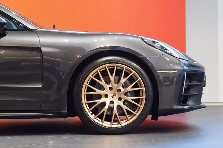 Thay đổi dễ nhận thấy nhất ở ngoại hình của Porsche Panamera thế hệ mới chính là khu vực đầu xe. Tại đây, xe được trang bị lưới tản nhiệt hẹp nằm phía trên và hốc gió trung tâm rộng bên dưới.