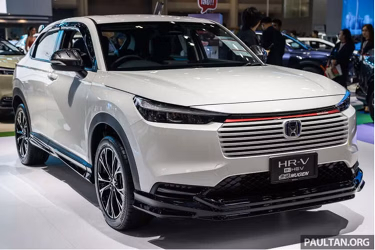 Về thiết kế, Honda HR-V 2025 dành cho thị trường Thái Lan có nhiều điểm khác biệt so với xe dành cho thị trường Nhật Bản. Trên mỗi phiên bản, ngoại thất xe sẽ có những chi tiết thiết kế riêng. Điển hình như thiết kế lưới tản nhiệt trên các phiên bản thấp của Honda HR-V 2025 sẽ là các nan nằm ngang cùng màu thân xe.