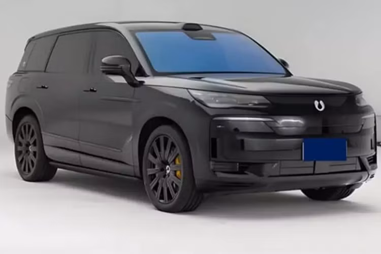 Mới đây, thương hiệu BYD của Trung Quốc đã mở bán trước Denza N9. Mức giá xe BYD Denza N9 PHEV từ 450.000 - 550.000 nhân dân tệ (62.000 - 76.000 đô la, tương đương 1,47 - 1,8 tỷ đồng). Phiên bản plug-in hybrid sẽ được ra mắt đầu tiên vào tháng 3, sau đó là phiên bản chạy hoàn toàn bằng điện. 