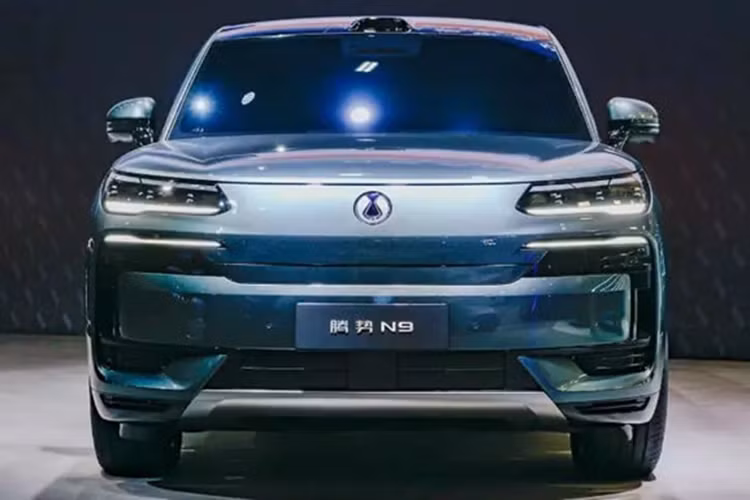 Được trang bị hệ thống kiểm soát thân xe thông minh DiSus-A của BYD và nền tảng e 3 , Denza N9 có thể thực hiện hệ dẫn động độc lập ba động cơ, hệ thống lái hai động cơ bánh sau độc lập, rẽ thùng xe và đi cua. 