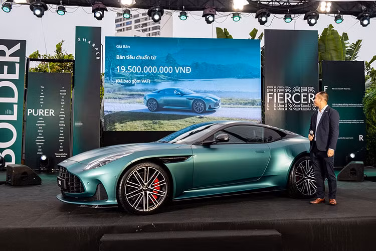 Mức giá xe Aston Martin DB12 tại Việt Nam được công bố là 19,5 tỷ đồng. Ngoài ra, người dùng có thể chọn thêm nhiều trang bị khác khiến giá bán thực tế của xe có thể tăng lên đáng kể. 