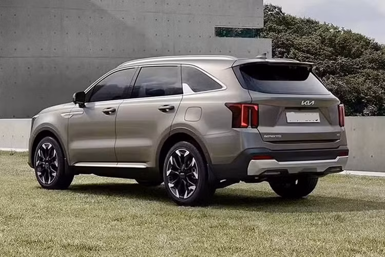 Cụ thể, Kia Sorento HEV 2025 sẽ được trang bị động cơ xăng tăng áp, dung tích 1.6L và mô-tơ điện. Mô-tơ điện này có công suất lớn hơn, đạt 47,7 kW (khoảng 65 mã lực) thay vì 44,2 kW (60 mã lực) như trước. Tổng cộng, xe có công suất 245 mã lực và mô-men xoắn cực đại 366 Nm.