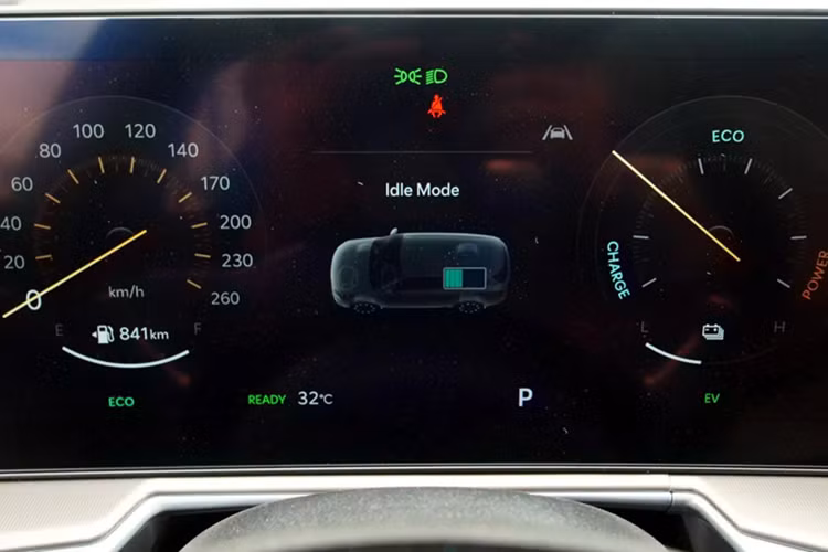 Ở thị trường nước ngoài, Kia Sorento 2025 được trang bị 10 túi khí, hệ thống hỗ trợ tránh va chạm phía trước có phạm vi rộng hơn, hệ thống hỗ trợ lái trên cao tốc nâng cấp (HDA2) tích hợp tính năng hỗ trợ chuyển làn đường và hệ thống kiểm soát ổn định thân xe khi có gió mạnh thổi ngang.