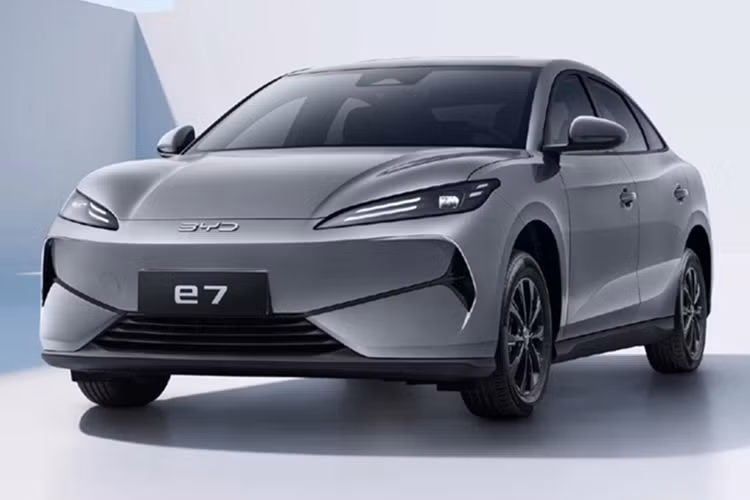 Theo Car News China, BYD vừa ra mắt sedan BYD e7 2025 chạy điện nhắm đến nhóm khách hàng mua xe chạy dịch vụ nhờ giá bán phải chăng.
