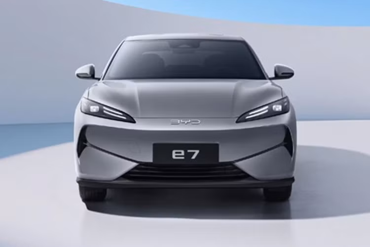 Sedan điện BYD e7 thuộc dòng e-Series của hãng xe Trung Quốc, chuyên cung cấp các mẫu xe điện giá rẻ đồng thời vẫn nằm trong dòng Ocean Series, vốn bao gồm các mẫu xe như Dolphin, Seal hay Seal-U.