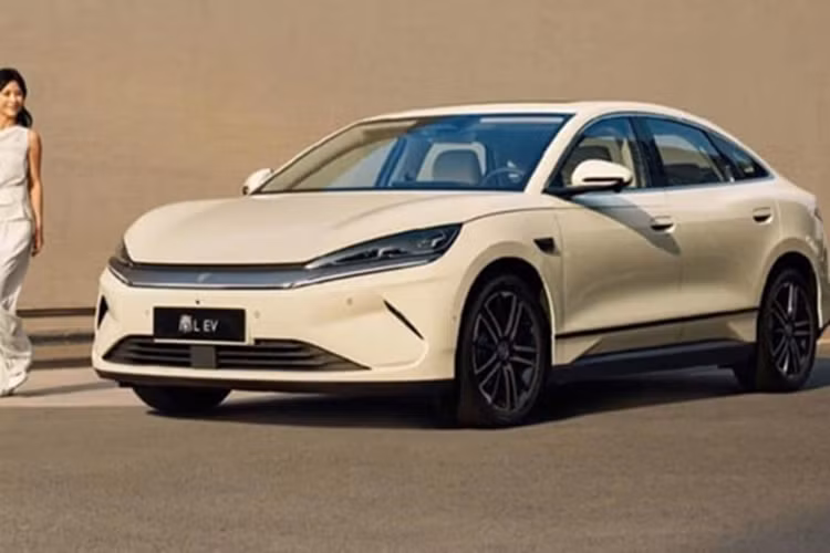Mẫu sedan điện giá rẻ của BYD được trang bị motor điện mạnh 134 mã lực, có thể chạy tối đa 150 km/h. Xe sử dụng pin LFP nhưng dung lượng pin và phạm vi hoạt động tối đa chưa được công bố.