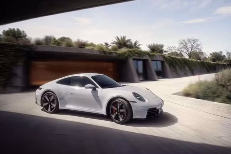 Kể từ lần giới thiệu bản nâng cấp giữa vòng đời 992.2 vào tháng 5 năm 2024, Porsche đến nay mới đưa Carrera S quay trở lại. Như tên gọi của nó, Porsche 911 Carrera S 2025 mới là phiên bản mạnh mẽ hơn của Carerra tiêu chuẩn, được định vị nằm giữa 911 Carrera và 911 Carrera GTS T-Hybrid.