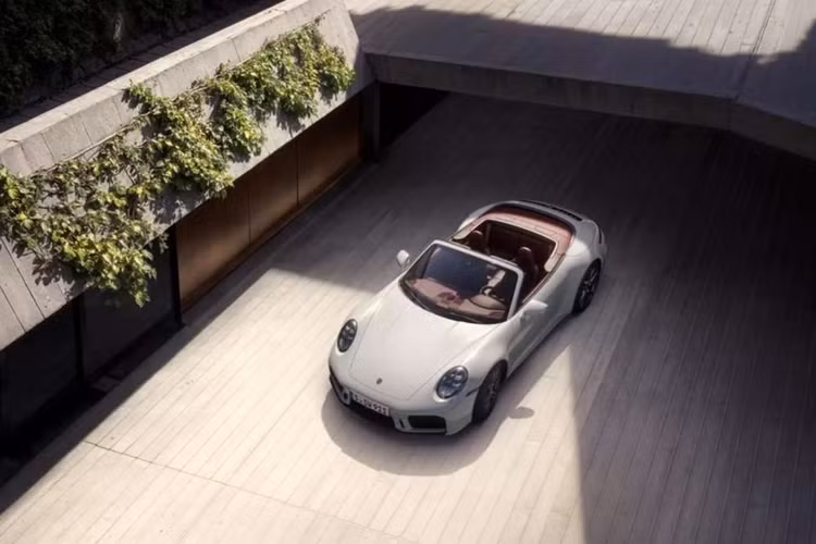 Theo đó, Porsche 911 Carrera S thế hệ mới sử dụng cùng động cơ 6 xi-lanh tăng áp kép 3.0L nhưng được gia tăng công suất và bổ sung nhiều trang bị tiêu chuẩn hơn. Tuy nhiên có một điểm thay đổi đáng chú ý là xe chỉ có duy nhất tùy chọn dẫn động cầu sau và hộp số ly hợp kép PDK 8 cấp.