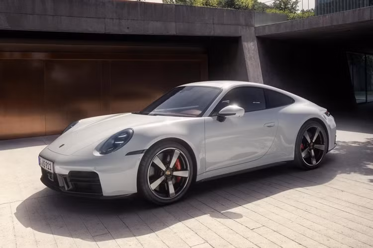 Đối với những khách hàng mong muốn cá nhân hóa nhiều hơn nữa, Porsche's Exclusive Manufaktur cung cấp nội thất bọc da hoàn toàn với tối đa 48 sự kết hợp hai tông màu.