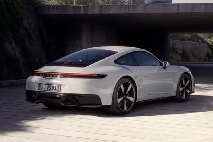 Tại Mỹ, mức giá xe Porsche 911 Carrera S 2025 từ 146.400 USD (khoảng 3,73 tỷ đồng) và 911 Carrera S Cabriolet có mức giá 159.600 USD (tương đương 4,07 tỷ đồng), chưa bao gồm chi phí vận chuyển 1.995 USD (51 triệu đồng). Xe sẽ được giao đến tay khách hàng vào quý I/2025.