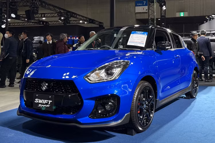 Suzuki Swift Sport ZC33S Final Edition ra mắt với ngoại thất xanh Speedy Blue Metallic cùng phần mui màu đen. Các chi tiết khác cũng được sơn tối màu, bao gồm bộ mâm thể thao kích thước 17 inch.