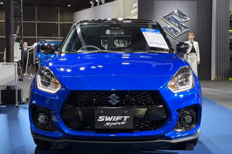 Trên thực tế, phiên bản "cuối cùng" này được phát triển trên chiếc Suzuki Swift Sport thế hệ thứ ba. Trước đó, Suzuki Swift thế hệ thứ tư đã được trình làng vào tháng 12/2023.