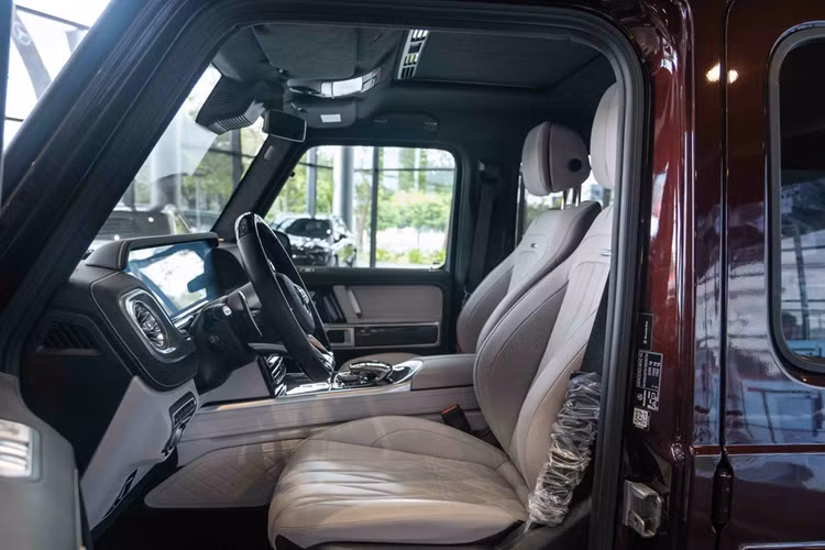 Mercedes-AMG G63 trang bị khối động cơ V8 dung tích 4.0L tăng áp, công suất 585 mã lực và mô-men xoắn 850 Nm, kết hợp với hộp số tự động 9 cấp AMG và hệ dẫn động 4 bánh toàn thời gian - 4MATIC. Khả năng tăng tốc từ 0-100 km/h trong 4,5 giây và tốc độ tối đa 220 km/h.