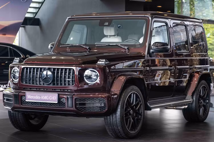 Điểm nhấn ngoại thất của mẫu xe SUV hạng sang Mercedes-AMG G63 có full option có giá từ 12,55 tỷ đồng với ngoại thất màu đỏ Ruby (Rubellite red metallic), bộ mâm AMG kích thước 22 inch thiết kế 7 chấu kép cùng bộ lốp Pirelli 295/40 R22, kết hợp cùm phanh AMG có màu sơn bạc.