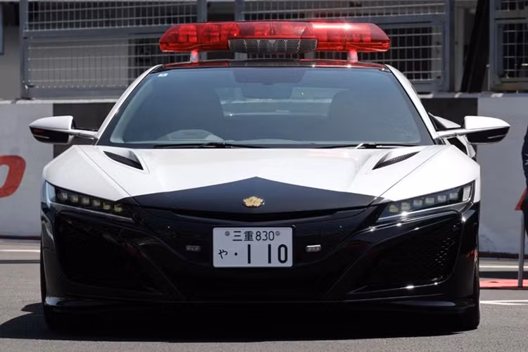 Ngoại hình siêu xe Honda NSX được sơn màu đen và trắng theo truyền thống của lực lượng cảnhn sát Nhật Bản, ngay vị trí cửa xe có dòng chữ tiếng Nhật có nghĩa "Cảnh sát tỉnh Mie" và ký tự "POLICE" bên dưới.
