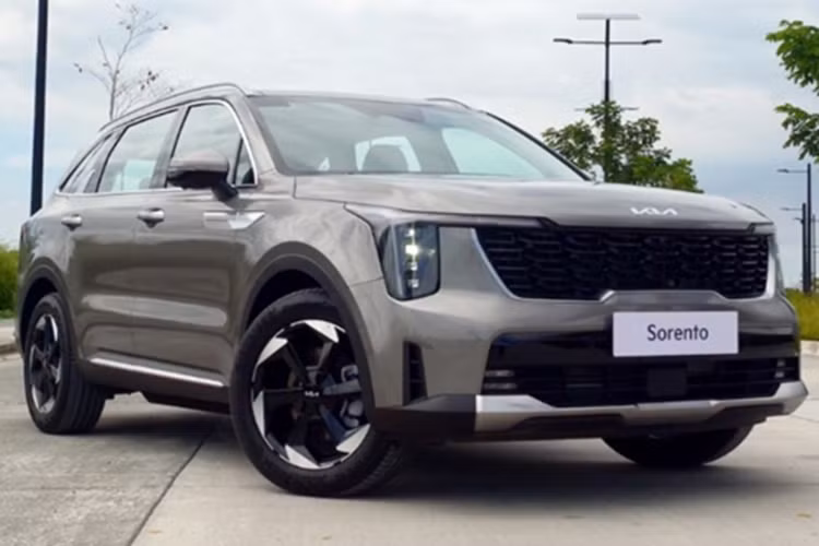 Theo các nguồn tin từ đại lý, thiết kế của Kia Sorento 2025 sẽ được tinh chỉnh với nhiều điểm tương đồng với mẫu Carnival. Đáng chú ý nhất là cụm đèn chiếu sáng và lưới tản nhiệt trước được làm mới. Ngoài ra, xe còn được trang bị bộ mâm kích thước 20 inch, lớn hơn so với bản cũ.