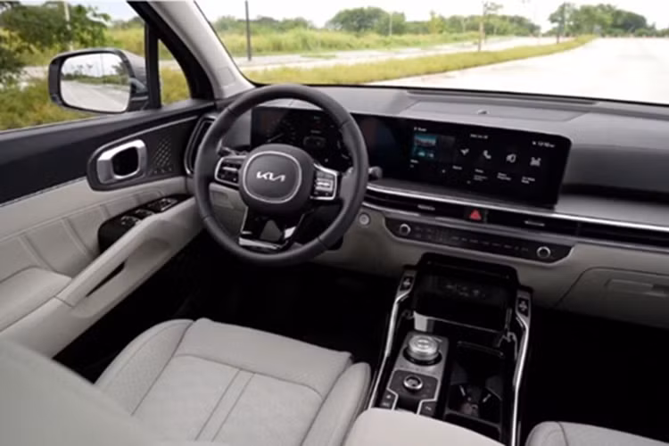 Dựa trên phiên bản Kia Sorento 2025 tại thị trường Philippines, nội thất của xe sẽ có một số thay đổi đáng kể. Phía sau vô-lăng là cụm màn hình cong kết hợp giữa hai màn hình 12,3 inch, mang đến trải nghiệm hiển thị trực quan và hiện đại hơn. Khu vực điều khiển trung tâm và cửa gió điều hòa cũng được thiết kế lại để gọn gàng, tối giản hơn.