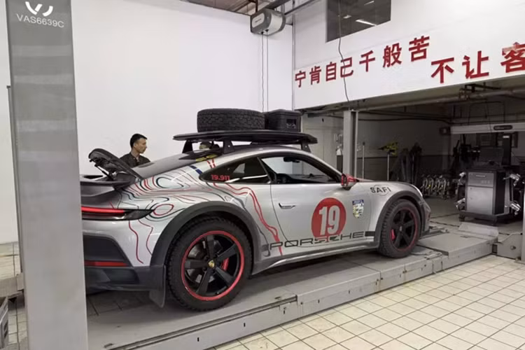 Chỉ sau tuần đầu tiên nhận bàn giao chiếc xe thể thao Porsche 911 Dakar của đại gia Hải Phòng đã mang đi phượt Trung Quốc với quãng đường đi và về gần 35.000 km. Và sau gần 2 năm, anh đã trở lại nước bạn 2 lần trên mẫu xe thể thao này.