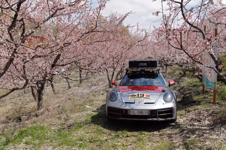 Nếu tìm chiếc xe Porsche 911 nào chạy nhiều nhất trên thế giới, sẽ ra kha khá kết quả. Nhưng với mẫu xe thể thao Porsche 911 Dakar đặc biệt, chỉ đếm trên đầu ngón tay, và 1 trong đó có xe mang biển số của Việt Nam, thuộc sở hữu của 1 doanh nhân Hải Phòng.