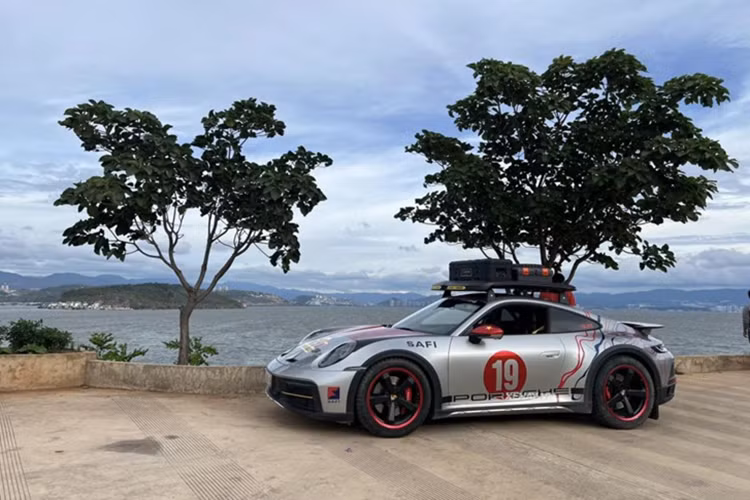 Khi nhận bàn giao xe, chiếc xe thể thao giới hạn Porsche 911 Dakar đầu tiên về Việt Nam đã được lên bộ tem mới với tông màu đỏ và vàng làm điểm nhấn, trên nền sơn bạc GT Silver Metallic nguyên bản của xe, 2 bên cửa và nắp khoang hành lý phía trước được dán thêm con số 19.