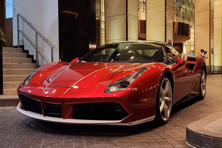 Siêu xe Ferrari 488 GTB sử dụng động cơ V8, tăng áp kép, dung tích 3.9 lít, sản sinh công suất tối đa 661 mã lực tại vòng tua máy 8.000 vòng/phút và mô-men xoắn cực đại 760 Nm tại 3.000 vòng/phút.