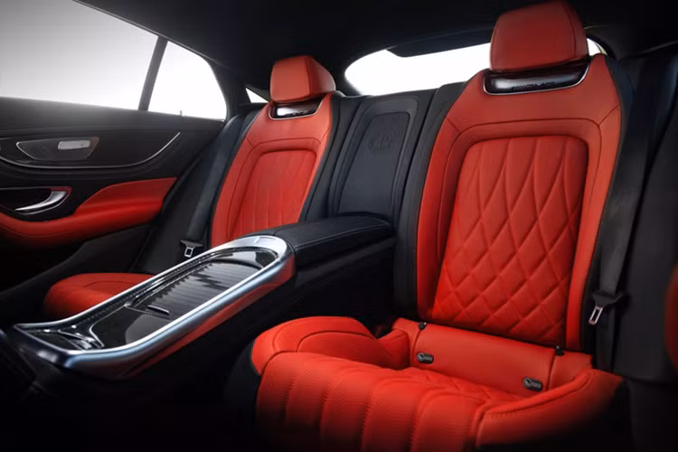 Dù xe PHEV đang giảm sức hút trên thị trường nhưng AMG GT 63 S E Performance có một số tính năng hấp dẫn: hệ thống tái tạo năng lượng phanh 4 cấp. Tương tự như các mẫu xe điện có thêm chế độ lái một bàn đạp, có khả năng tái tạo năng lượng lên đến 100 kW.