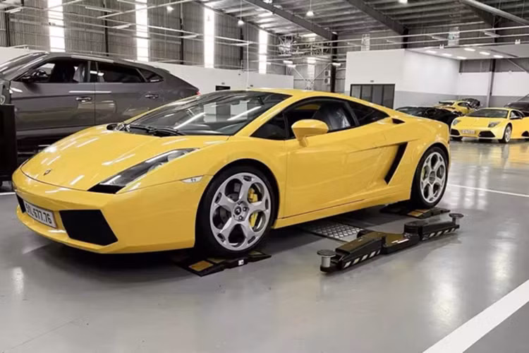 Một ngày đầu tháng 4/2025, chiếc siêu xe Lamborghini Gallardo gần 23 tuổi xuất hiện trong garage của Lamborghini Việt Nam cùng hàng chục xe khác, để làm công tác kiểm tra, bảo dưỡng, sau đó, chiếc xe đã được cho thay kha khá món đồ chính hãng.