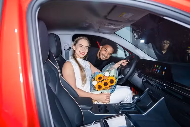Ngoài ra, Omoda C5 Luxury còn được trang bị hệ thống đèn pha tự động, gương chiếu hậu chỉnh điện, cảm biến hỗ trợ đỗ xe phía sau và công nghệ đề nổ từ xa. Tuy nhiên, xe đã bị cắt hệ thống đèn pha LED và bộ mâm 18 inch so với 2 bản cao cấp hơn.