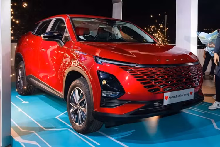 So với 2 phiên bản Premium và Flagship đã ra mắt Việt Nam vào hồi cuối năm 2024, Omoda C5 bản Luxury sở hữu ngoại hình không quá khác biệt. Mẫu xe này được thiết kế theo triết lý thời trang tương lai với kiểu dáng SUV lai Coupe phong cách.