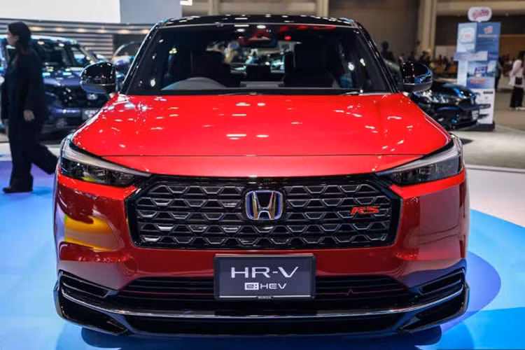 Phiên bản HR-V L (không còn động cơ tăng áp) có thể giảm xuống khoảng 750 triệu đồng. Còn bản HR-V e:HEV RS với công nghệ hybrid dự kiến vẫn giữ mức 870 triệu đồng.