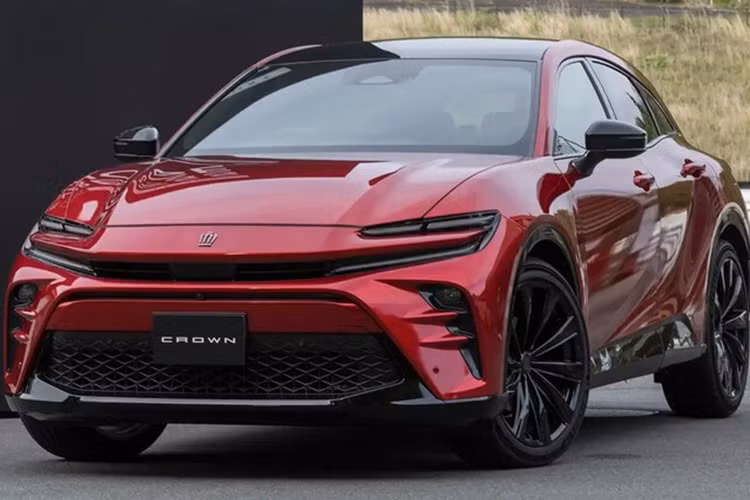 Toyota đã tiết lộ nguyên mẫu gần như sản xuất của Crown Sport vào tháng 7 năm 2022, trong khi Ferrari không chính thức tung ra mẫu xe gầm cao đầu tiên của mình cho đến tháng 9 cùng năm.