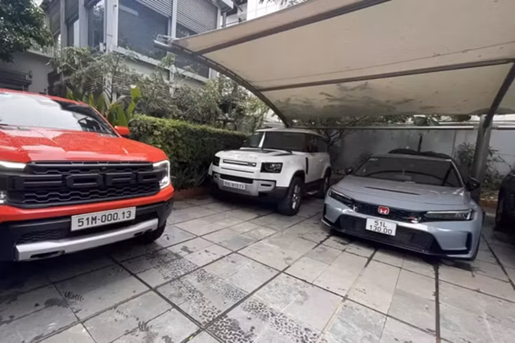 Còn mẫu SUV hạng sang Mercedes-AMG G63 được trang bị khối động cơ xăng V8, tăng áp kép, dung tích 4.0 lít, sản sinh công suất tối đa 577 mã lực tại vòng tua máy 6.000 vòng/phút và mô-men xoắn cực đại 850 Nm tại dải tua máy 2.500 - 3.500 vòng/phút.