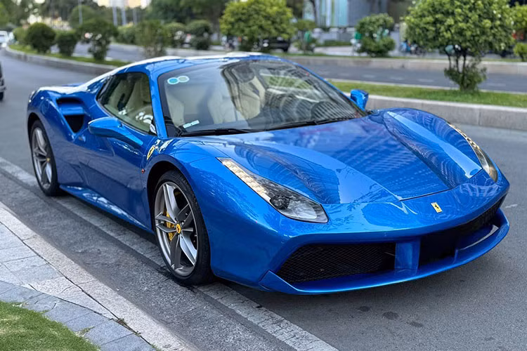 Theo một số nguồn tin từ giới mê xe, mức giá xe Ferrari 488 Spider mới xuất hiện tại Hà Nội này có mức khoảng hơn 10 tỷ đồng. Chiếc xe này thuộc đời 2016 và đăng ký ra biển số năm 2017 và sừ dụng khá ít.