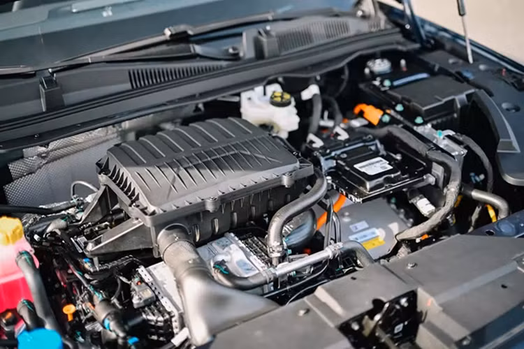 Mẫu xe SUV Omoda C5 HEV 2025 được phát triển dựa trên phiên bản nâng cấp giữa vòng đời của dòng SUV cỡ B này vốn đã trình làng vào năm 2024. Sự thay đổi đáng chú ý nhất của xe nằm ở hệ truyền động hybrid bên dưới nắp ca-pô.