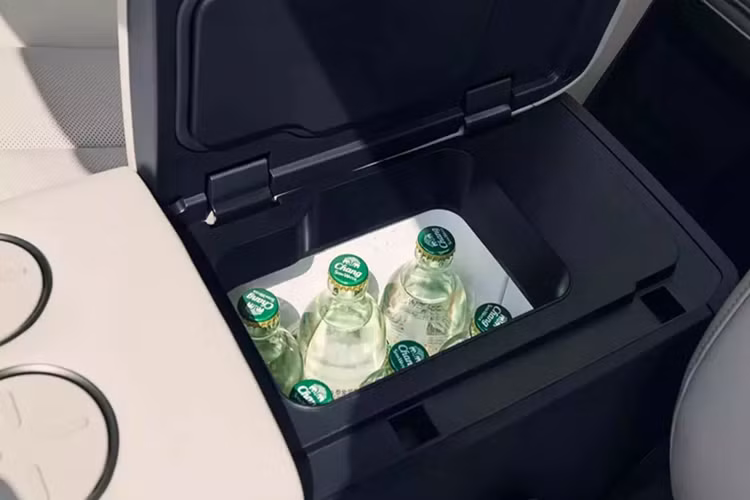 Tương tự cản trước, cản sau của xe cũng có ốp màu đen bóng. Bên trong xe, N7 sở hữu không gian nội thất không gây bất ngờ. Theo đúng xu hướng phổ biến hiện nay, xe được trang bị màn hình cảm ứng tủng tâm 15,6 inch với độ phân giải 2.5K và bảng đồng hồ kỹ thuật số.