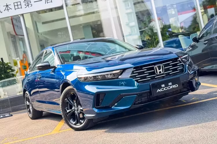 Bên cạnh đó là cản trước mới với thiết kế hốc gió trung tâm và khe gió đều đã thay đổi. Chưa hết, Honda Accord máy xăng còn sở hữu những chi tiết ngoại thất màu tối thay vì màu bạc như phiên bản e:PHEV. Tùy theo bản trang bị, Honda Accord 2025 máy xăng sẽ dùng vành 17 inch hoặc 19 inch.