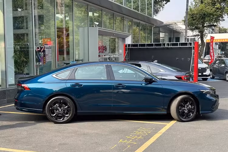 Theo hãng Honda, động cơ đã được cải tiến công nghệ đóng/mở van biến thiên VTEC, hệ thống phun xăng trực tiếp, bộ trung hòa khí thải, trục khuỷu và máng dầu để giảm tiếng ồn. Cuối cùng là gói công nghệ an toàn chủ động Honda Sensing, camera 360 độ, hệ thống cảnh báo điểm mù khi chuyển làn Honda LaneWatch, phanh tay điện tử và tính năng tự động giữ phanh tạm thời.