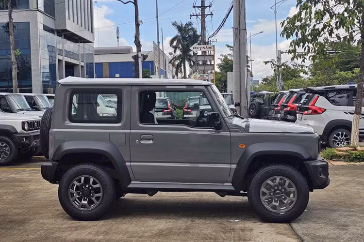 Cung cấp sức mạnh cho Suzuki Jimny tại thị trường Việt Nam là động cơ xăng hút khí tự nhiên 1.5L 4 xi-lanh cho ra công suất tối đa 101 mã lực và 130 Nm mô-men xoắn.