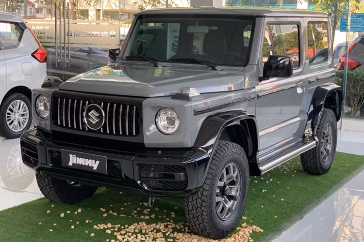 Về trang bị an toàn, Suzuki Jimny sẽ sở hữu hàng loạt tính năng hỗ trợ lái như: chống bó cứng phanh, cân bằng điện tử, hỗ trợ lên dốc, hỗ trợ xuống dốc và hệ thống 6 túi khí.